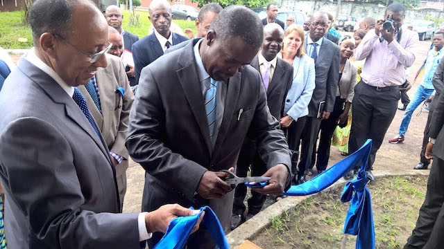 Le Ministre de la Santé Publique de RDC et son collègue de Recherche Scientifique visitant la labo de surveillance environnementale de polio à lINRB