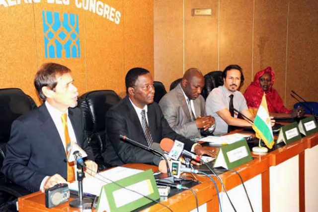 De gauche à droite : le Représentant de l’UNICEF, le Représentant ai de l’OMS, le Ministre de la Santé, le Représentant des PTF, la SGA du Gouvernorat de Niamey