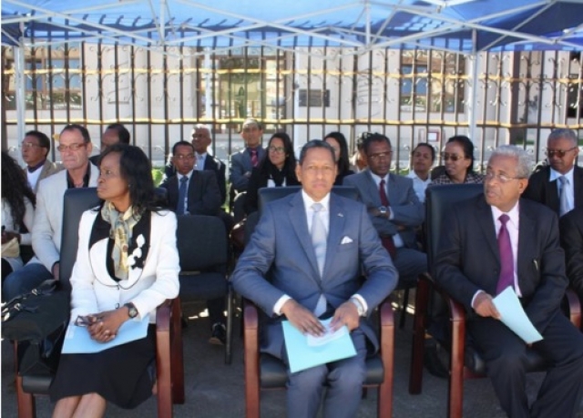 Les officiels lors de la cérémonie de célébration de la JMST 2014 (de gauche à droite): Le Représentant de l’OMS – Dr Céline Seignon, le Président de la délégation Spéciale d’Antananarivo – Ny Hasina Andriamanjato, le Secrétaire Général du Ministère de la Santé – Dr Tafangy Philémon.