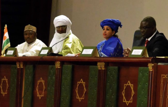 Une vue des officiels : de gauche à droite, le Gouverneur de Niamey, le Ministre de la Santé Pubique, La Première Dame, le Représentant de l’OMS