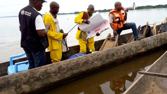 Les mobilisateurs sociaux de la DPS-Mongala en pleine sensibilisation au large du fleuve Congo, sapprêtent à distribuer les affiches cholera au village dUmangi