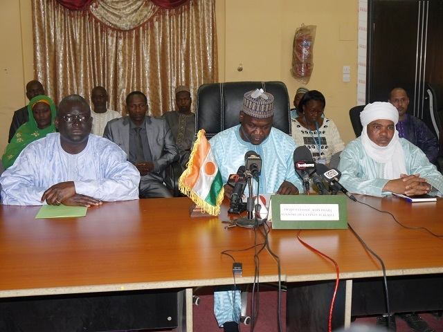Le ministre de la santé publique au centre avec à sa droite le Représentant de l’OMS au Niger et à sa gauche le Directeur du Cabinet