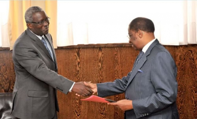 Le Dr Léodégal Bazira (à gauche) et M. Alexis Thambwe Mwamba (à droite) au Cabinet du Ministre des Affaires étrangères