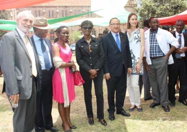 De G. à Dr le Représentant UNFPA, le SG du Ministère Santé, la Ministre de la Population, le Représentant de OMS, le Ministre de la Santé, le Représentant de UNICEF, le Chef section Santé UNICEF, le Directeur de Cabinet