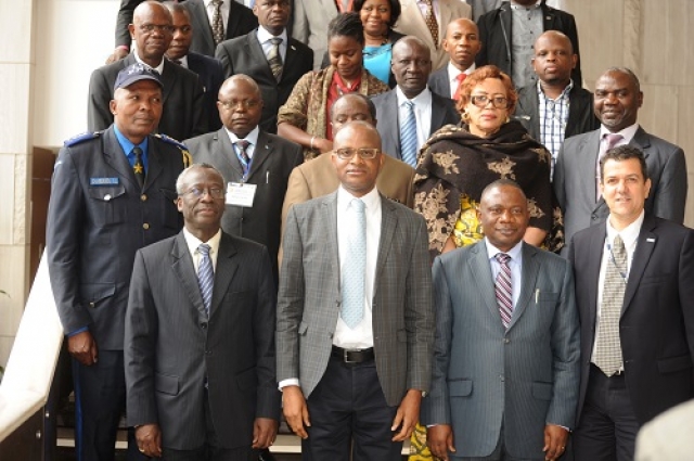 Photo de famille de participants au lancement des activités relatives à la formation des pharmaciens à l’Hôtel Fleuve Congo, à Kinshasa.