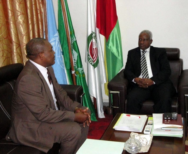 Visite de courtoisie du nouveau Représentant de l’OMS le Dr Ayigan Kossi (à gauche) à Son Excellence Mr Le Président de la République, Mr Manuel Serifo Nhamadjo (à droite) et ceci quelques heures après la présentation des lettres de créance au Ministre des Affaires Etrangères Visite de courtoisie du nouveau Représentant de l’OMS le Dr Ayigan Kossi (à gauche) à Son Excellence Mr Le Président de la République, Mr Manuel Serifo Nhamadjo (à droite) et ceci quelques heures après la présentation des lettres de cr