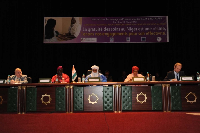 De gauche à droite : le Chef de file des PTF santé, Ministre de la Santé p.i., le Premier Ministre, la Gouverneure de la Région de Niamey, le Chef de la délégation de l’Union Européen