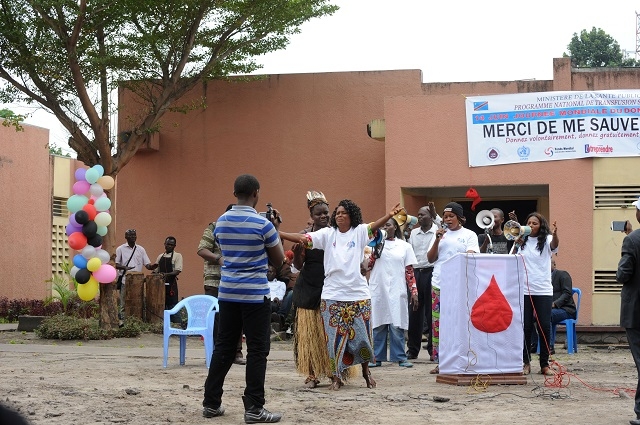 Vue d'une troupe théâtrale exécutant une saynète en vue de sensibiliser le public sur le don volontaire du sang lors de la JMDS 2015 à Kinshasa