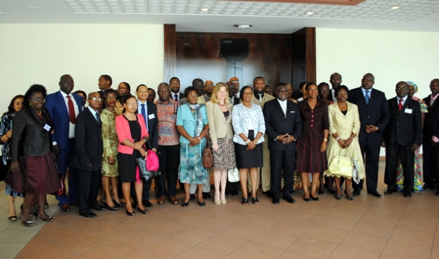 Pr Léon N’Zouba, Ministre de la Santé (costume noir) avec à sa droite Dr Triphonie Nkurunziza, FRH/Afro et à sa gauche Dr Lucile Imboua, Coordonnatrice de l’IST/AC ainsi que les 42 participants à la rencontre de Libreville