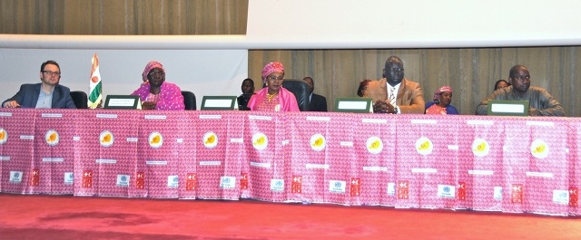La table des officiels de gauche à droite, le Représentant du Fonds Mondial, la Ministre de la Santé Publique p.i, la Première Dame, le Représentant de l’OMS et le Représentant du Gouverneur de Niamey