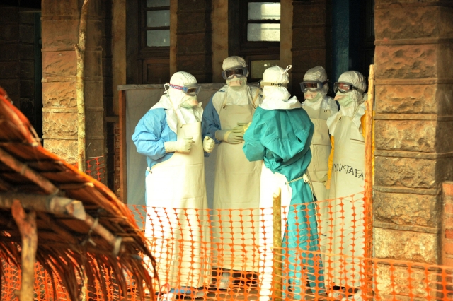 ￼Séance du port des combinaisons de protection anti-Ebola lors de l’épidémie d’Isiro, Nord-est de la RDC, en août 2012 OMS/Eugene Kabambi