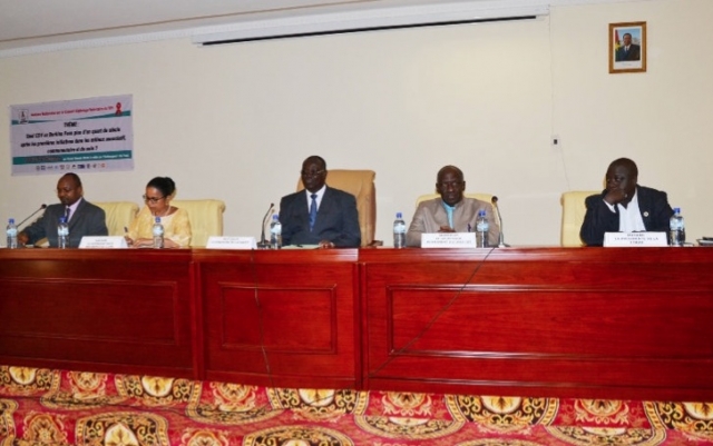 Le présidium des assises sur les centres de dépistage. Le Ministre de la santé M. Léné Sebgo (centre) avec à sa droite Dr. Djamila Cabral, Représentant de l’OMS