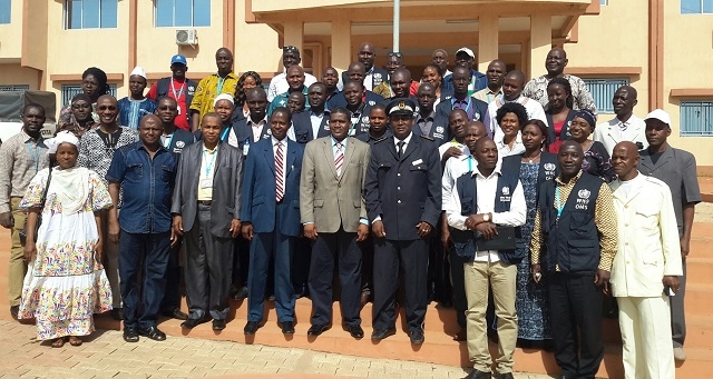 Les participants autour du Représentant adjoint de l'OMS (5ème à partir de la gauche) et du Gouverneur de Mamou