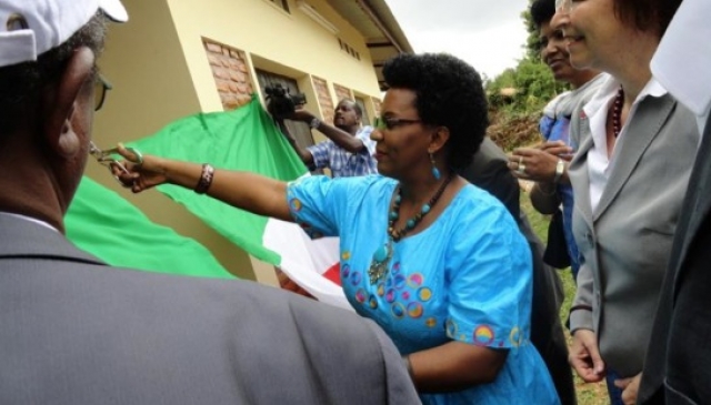 Mme l’Honorable la Ministre de la Santé Publique et de la Lutte contre le Sida Coupe le ruban, lors de l’ouverture d’un nouveau CDS