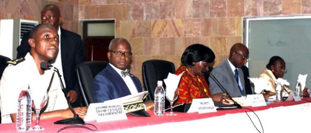 Au centre, le Ministre d’Etat, Ministre de l’Emploi et des Affaires sociales, M. Dosso Moussa, et la Ministre de la santé, Dr Raymonde Goudou-Coffie, encadrés par le Préfet de région (à gauche), le représentant de l’OMS, Dr Kalilou Souley, officier en charge du Bureau, et la Directrice scientifique du Comité technique, Prof. Timité-Konan Marguerite (à droite)