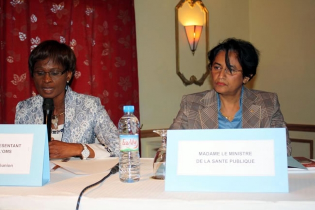 Le Représentant de l’OMS à Madagascar, Dr Céline Seignon, et le Ministre de la Santé Publique, Dr Johanita Ndahimananjara, lors de la présentation du document « Focus sur Madagascar »