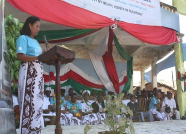 Le chargé du Programme de lutte contre le paludisme de l’OMS Madagascar délivre le message du Directeur Régional de l’OMS pour l’Afrique, lors de la cérémonie officielle de célébration.