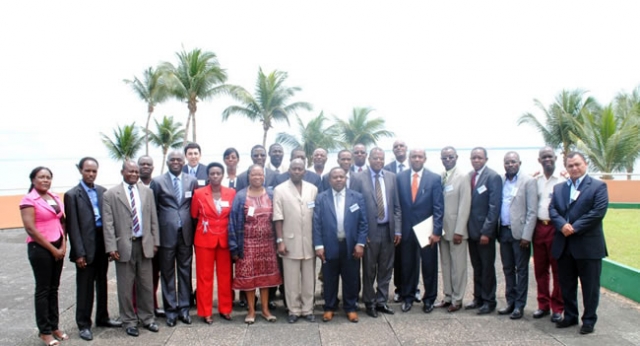 Les délégués des 7 pays d’Afrique centrale, les facilitateurs avec le Représen-tant de l’OMS (6è à partir de d à g) et le Secrétaire général (à côté)