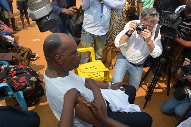 M. Jacques BILE, Bourgmestre de la Commune de Kisenso se faisant vacciner symboliquement contre la fièvre jaune devant ses administrés et les médias dans le petit stade local de Kumbu (Kisenso).