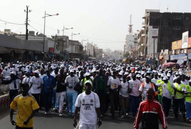 Tout le long des principales avenues de Dakar (ici sur l’Avenue Blaise Diagne), les randonneurs ont réclamé une ville sans fumée, que celle-ci provienne des voitures ou du tabac