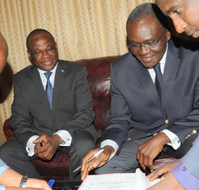 De droite à gauche Le Ministre de la santé publique, Dr Ngariera R. apposant sa signature sur le document sous le regard attentif du Représentant de l’OMS au Tchad, Dr Jean Marie Yameogo