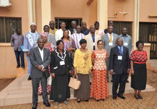 Vue partielle de la soixantaine d’élus membres du parlement national ayant pris part aux travaux. Ils posent ici avec le nouveau Coordonnateur de l’équipe d’appui inter-pays pour l’Afrique de l’Ouest, Dr. Djamila Cabral.