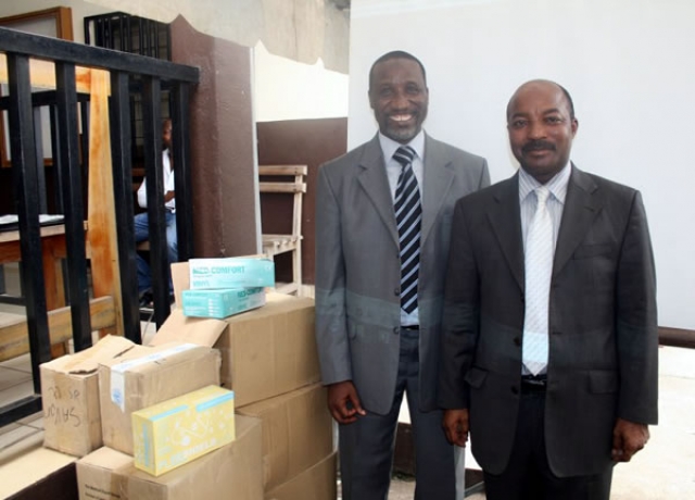 De G à D, le Dr Abdoulaye Yam, EPI et le Dr Désiré Lassegué, SGA à côté du lot de consommables pour le laboratoire offert par l’OMS