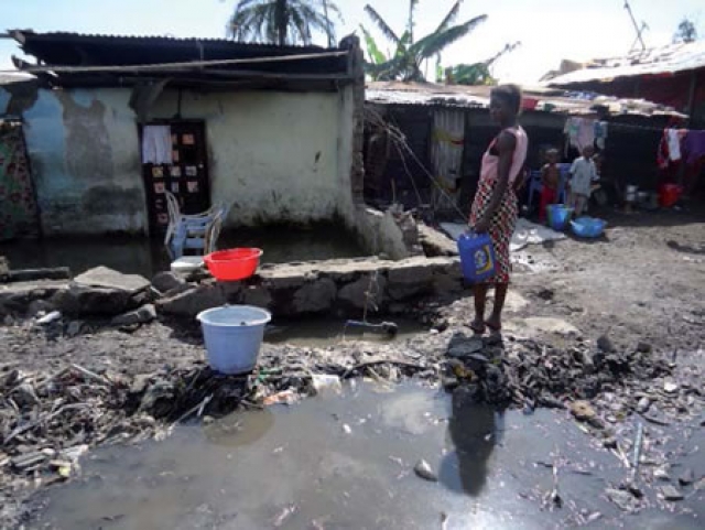 L’absence d’assainissement et la pénurie en eau potable sont parmi les causes de la poursuite de l’épidémie de choléra dans beaucoup de quartiers de Kinshasa