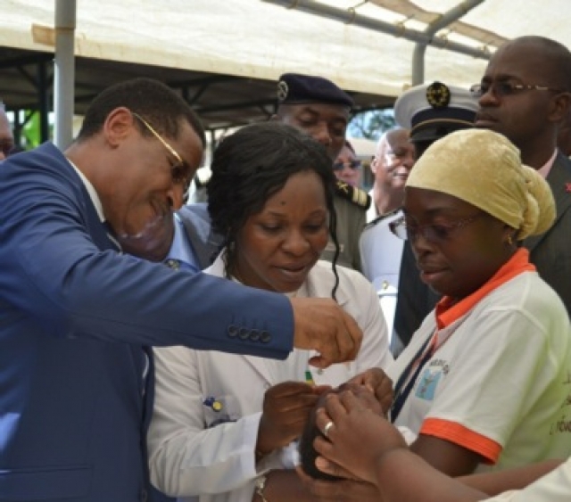 Le 1er Ministre, Chef du Gouvernement lance la campagne avec un tout jeune enfant dans les bras de sa mère