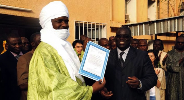Joie et sourire : le Ministrede la Santé Publique, brandissant le Certificat couronnant 30 ans de lutte contre la dracunculose au Niger