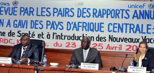 Le Dr Pierre Lokadi Otete Opetha, Secrétaire général à la Santé Publique (à gauche), le Dr Léodégal Bazira, Représentant de l’OMS en RDC (au centre) et Mme Véronique Fages, Directrice de Programme à GAVI Alliance (à droite) lors de la cérémonie de l’ouverture de l’atelier de revue par les pairs des rapports annuels de situation en la salle de conférence de l’OMS à Kinshasa