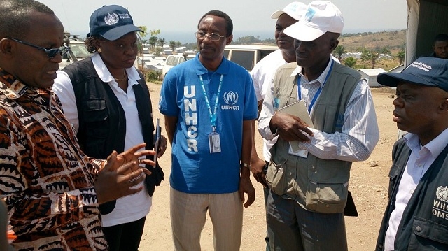 Les agents de la Croix-Rouge procédant au déchargement des médicaments au Centre Hospitalier CROIX-ROUGE de Kilomoni d'Uvira destinés à la prise en charge médicale des réfugiés burundais nouvellement arrivés & aux communautés hôtes de cette partie du Sud Kivu