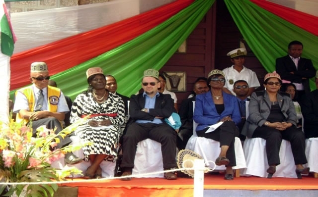 Une vue de la tribune des officiels lors du lancement de la SAV/SSME. De gauche à droite : Mme La Ministre de la Santé Publique, Mme le Représentant de l’OMS, Mr le Représentant UNICEF, lareprésentante l’UNFPA, Le Président de Lions First insight