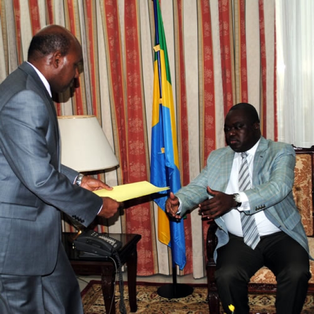 En remettant ses Lettres de Cabinet à M. Nguieno, Dr Sambo est à présent habilité à exercer au Gabon