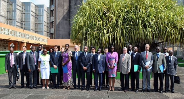 Les officiels présents à la cérémonie d’ouverture: Ministère de la Santé, Repré-sentants des Agences du SNU, les Membres du Corps diplomatique