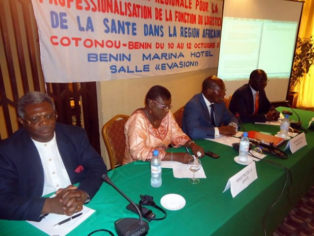 De gauche à droite, Dr Alfred da SILVA (AMP), au milieu, le Prof. Dorothée A. KINDE GAZARD (MS), Dr Akpa R. GBARY (OMS/Bénin) et le Prof. Djona AVOCKSUMA (CR/HRH/AFRO)