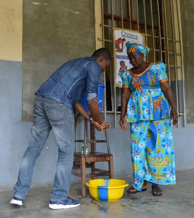 Un dispositif de lavage des mains mis en place à Inongo avec l'appui de l'OMS pour lutter contre le choléra
