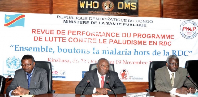 De gauche à droite: Prof. Emile Okito Lona, Coordonnateur de la Revue de Performance du Programme (RPP), le Dr Pierre Lokadi Otete Opetha, Secrétaire général à la Santé Publique et le Dr Léodégal Bazira, Représentant de l’OMS en RDC lors de l’ouverture offi cielle de la Revue en la salle de conférence de l’OMS à Kinshasa