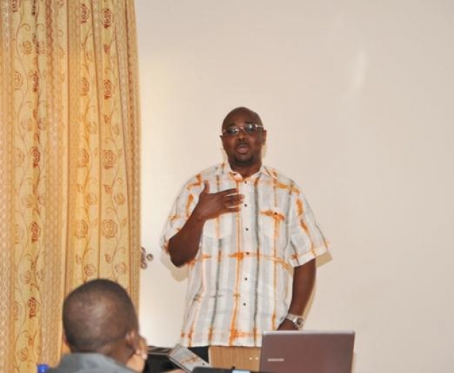 Dr. Fabien Diomandé (OMS) au cours de sa communication sur la surveillance de la méningite