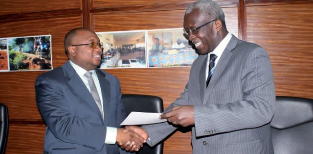 Le Ministre de la santé Publique, le Dr Félix Kabange Numbi (à gauche) remettant le certifi cat de mérite civique au Représentant de l’OMS en RDC, le Dr Léodégal Bazira, dans le cadre des efforts de lutte contre l’épidémie de FHVE d’Isiro