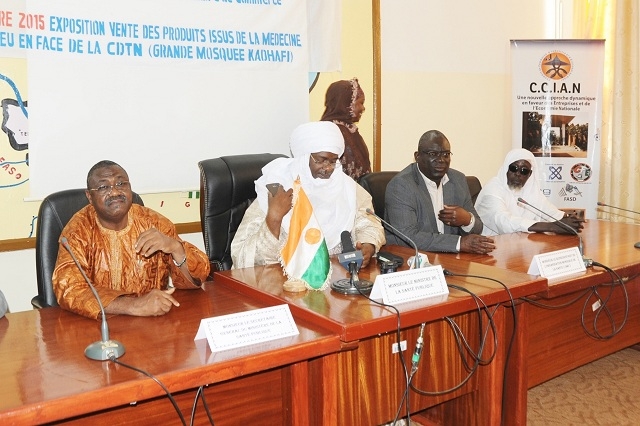 De gauche à droite Le Secrétaire Général du MSP, le Ministre de la santé publique, le Représentant de l’OMS au Niger et le Président de l’Association des tradipraticiens du Niger