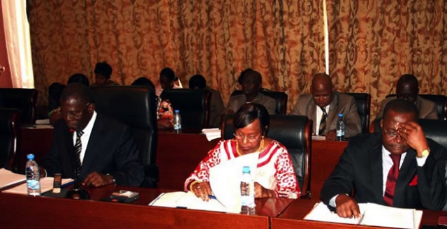 En première ligne: le Ministre de la Santé et de la Population (à gauche ), la Représentante de l’OMS au Congo (au centre) et le Directeur de Cabinet du MSP (à droite)