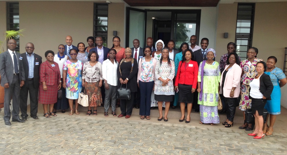 Photo des participants, facilitateurs autour de Dr Lucile Imboua, Représentant de l’OMS au Togo