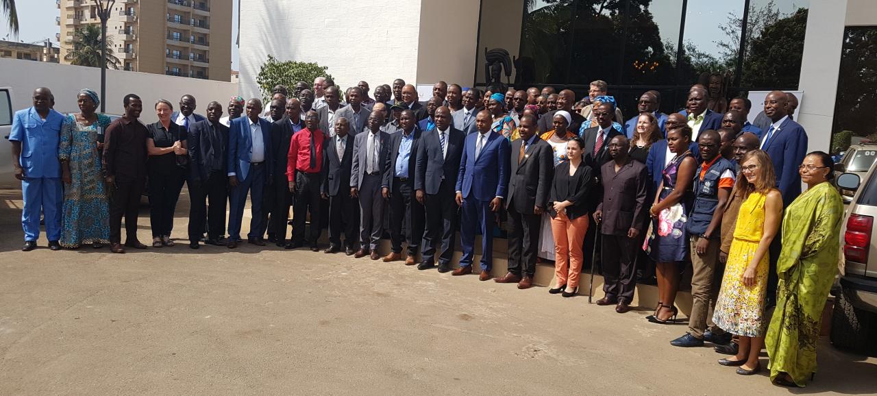 Photo de famille des participants au tour du Ministre de la Santé