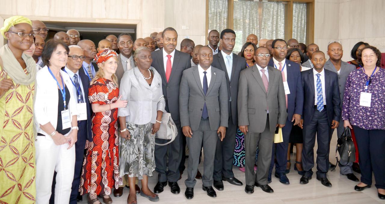 Les participants à l’atelier d'évaluation externe conjointe (EEC) des capacités du Règlement Sanitaire International (RSI 2005) à l'issue des travaux de cinq jours, en présence des Ministres de la Santé et de l'Environnement, du Représentant de l'OMS en RDC et des experts internationaux et nationaux, à Kempinski Hotel Fleuve Congo de Kinshasa. OMS/ Eugene Kabambi