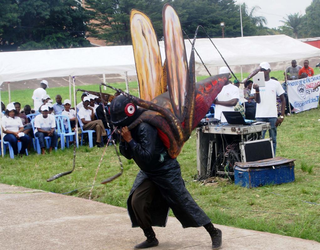 A Kinshasa, un gros moustique fabriqué et porté par artiste de théâtre pour faire passer le message concernant une lutte antivectorielle renforcée. OMS/Eugene Kabambi