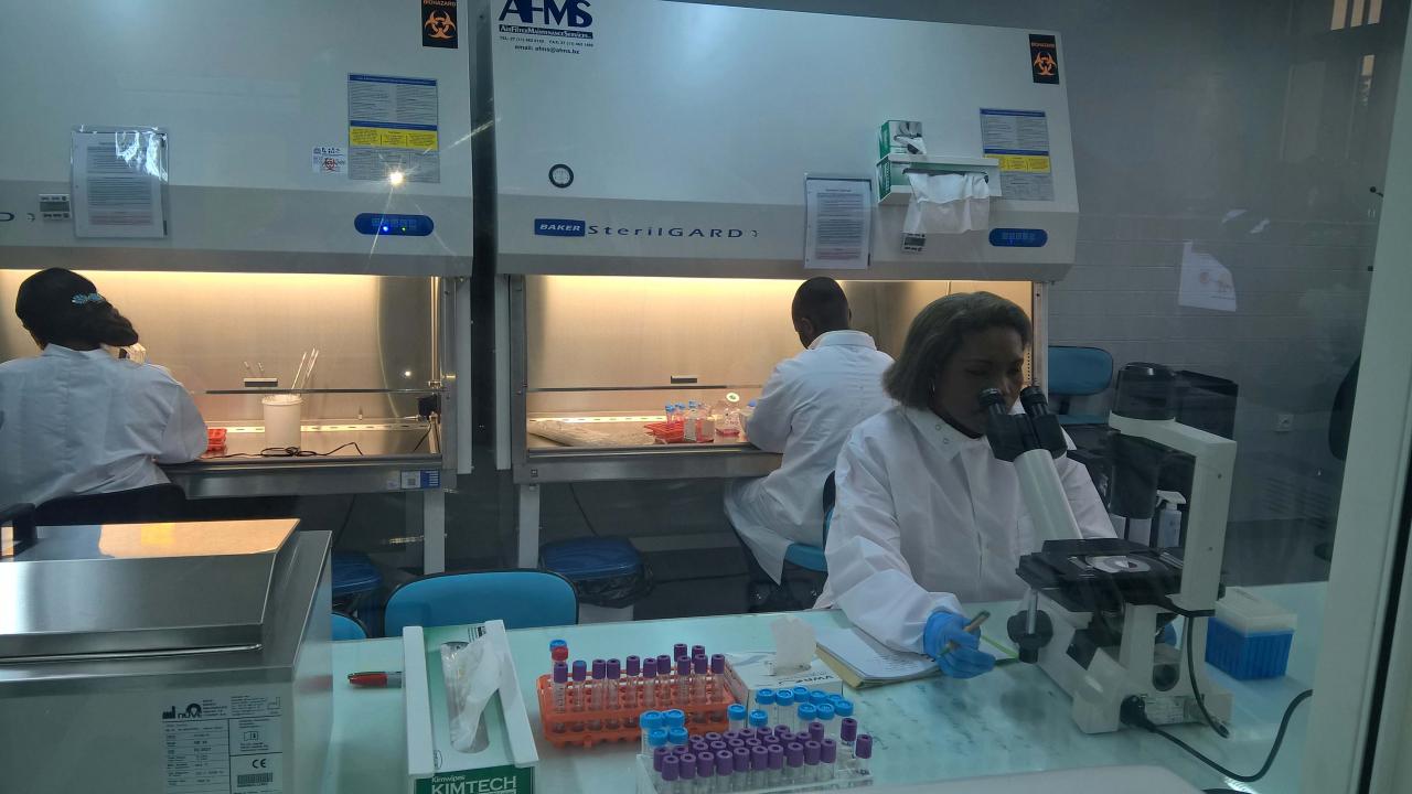 Vue partielle de l’Unité de virologie et de l'immunologie Moléculaires de l'Institut national de recherche biomédicale (INRB) de Kinshasa. OMS/Eugene Kabambi