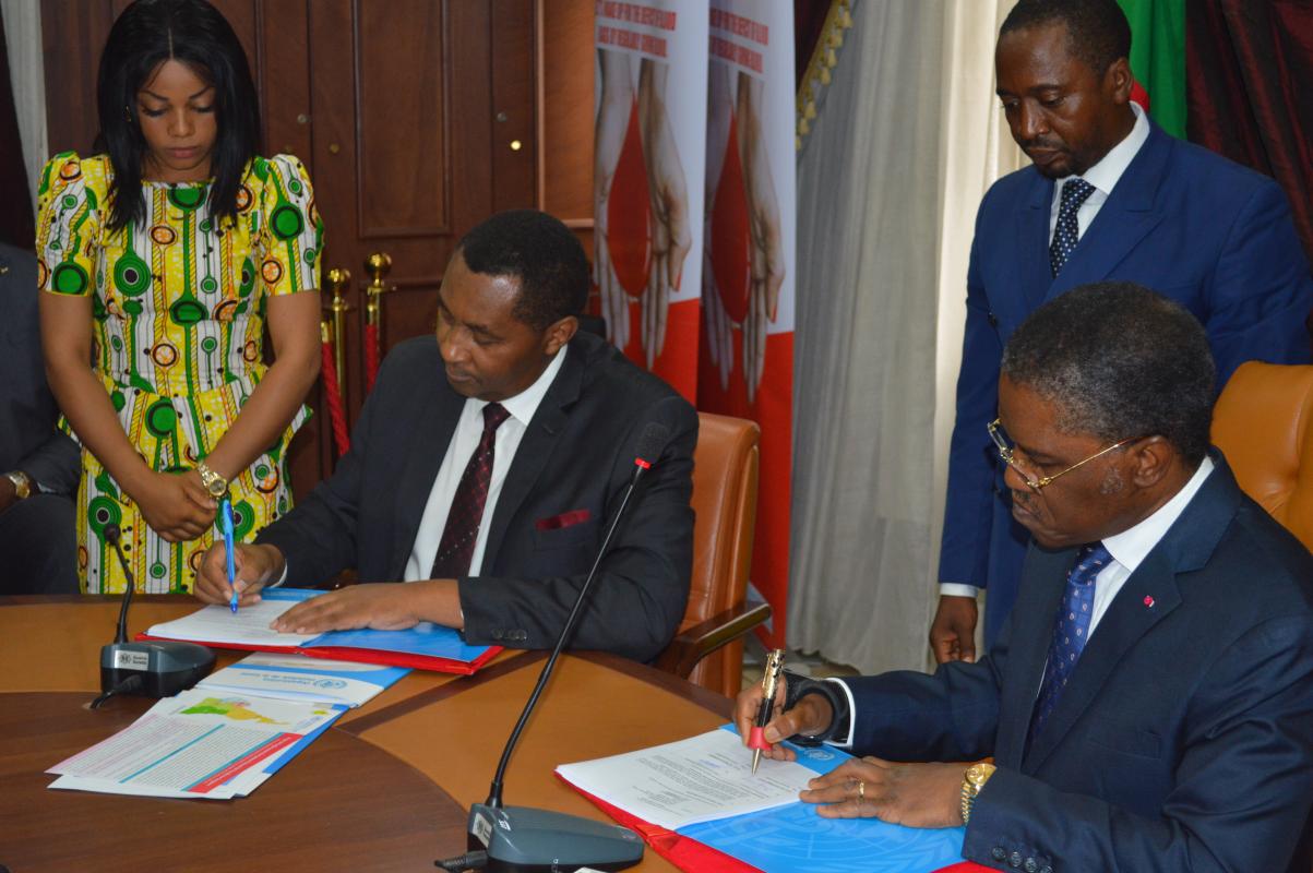Le Ministre de la Santé Publique Mr André Mama Fouda et le Représentant ai de l'OMS Dr Phanuel Habimana signent les documents