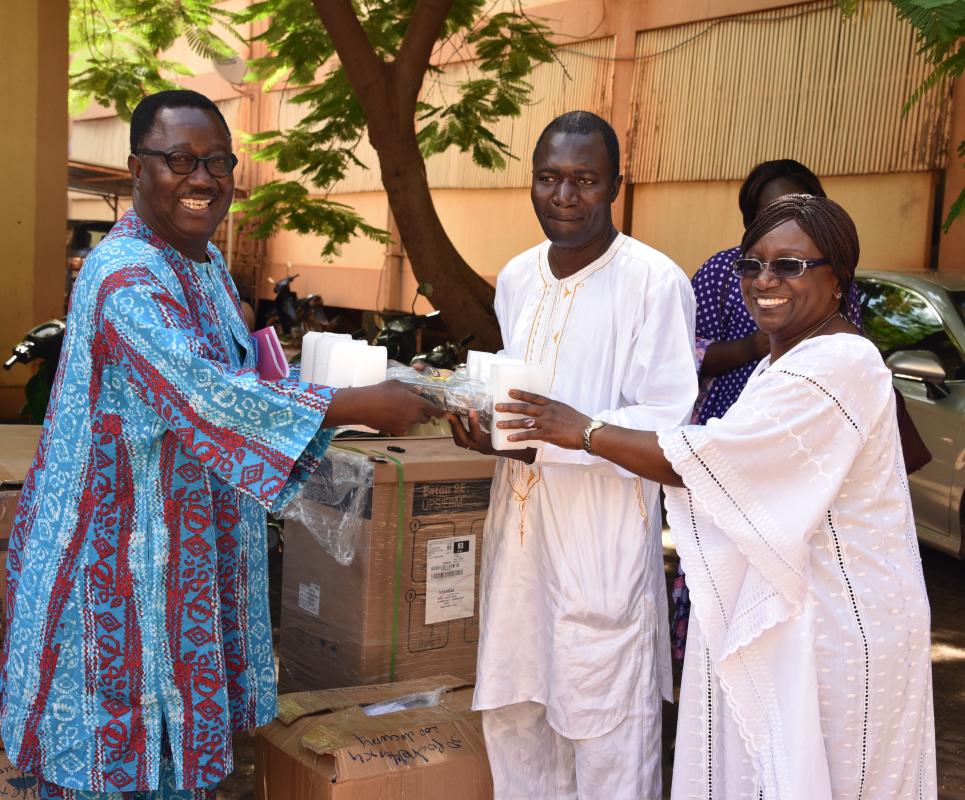 Remise symbolique par Dr Alimata J. DIARRA-NAMA, Représentant de l’OMS au Burkina Faso : la joie du donner et du recevoir