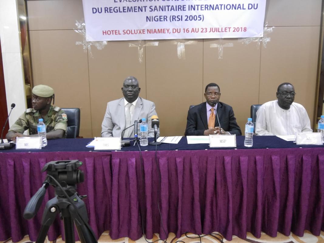 Les officiels avec de gauche à droite-Le Représentant du Ministre de l’Environnement, Le Représentant de l’OMS au Niger, le Représentant du MSP et de l'Agriculture